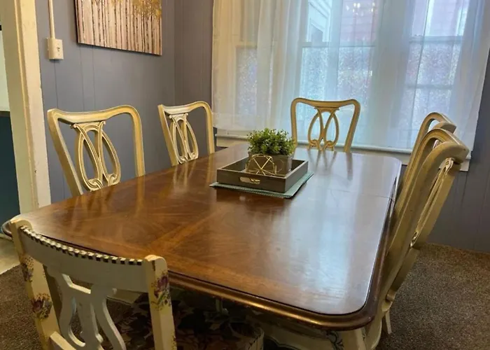 Charming 3 Bedroom Home 6 Beds Sleeps Up To 12