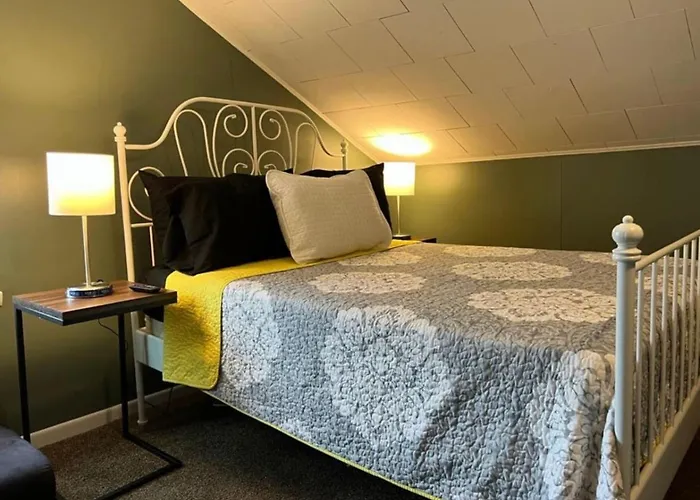 Charming 3 Bedroom Home 6 Beds Sleeps Up To 12