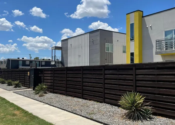 C&C Lofty East Dallas Apartment