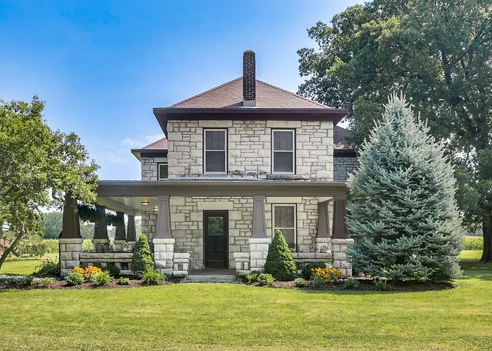 Pet-Friendly Home: Grill & Fire Pit In Manhattan