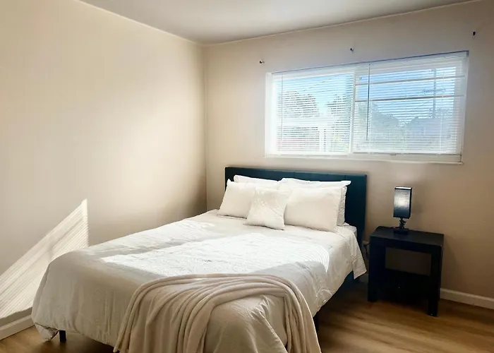 Chic Home With Expansive Backyard- Duplex Back Unit