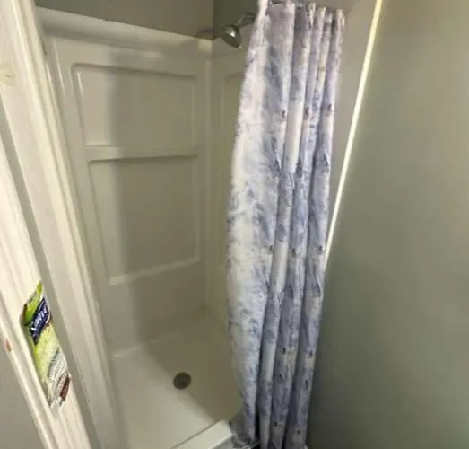 Cozy Room Near Downtown Hendersonville