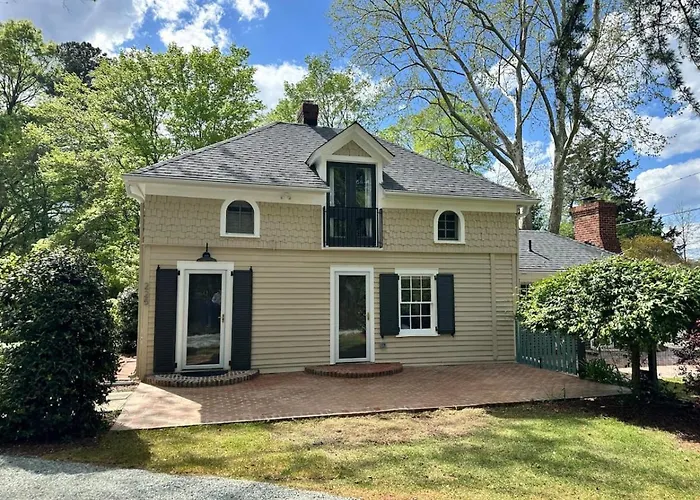 Newly Renovated Carriage House