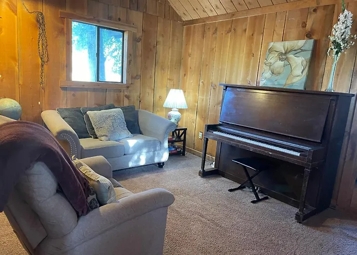 Cozy Cottage Off Salmon River Tributary, In Town