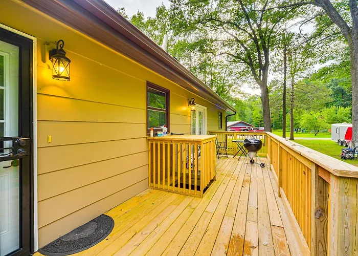 Hayward Home W/ Private Deck, Fire Pit & Kayak!