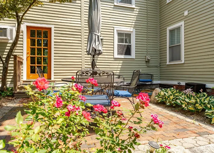 Coastal Victorian Home Walk To Downtown
