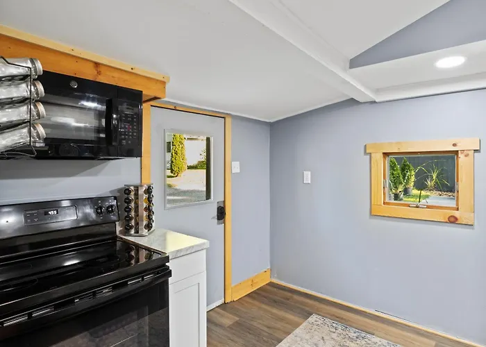 Cozy Home W/ King Bed & Lake Access