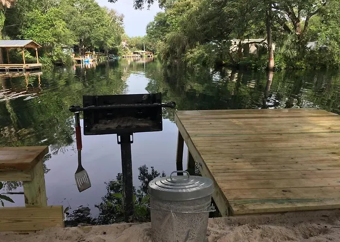 The Chuby Mermaid - Weeki Wachee River Access Waterfront With Paddlecraft