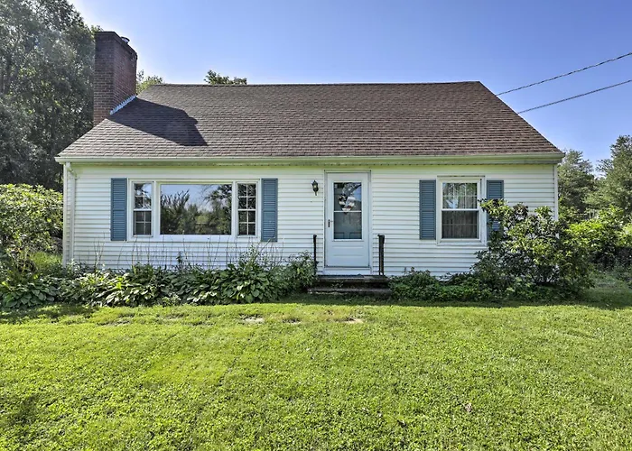 Hampton 'Quiet Corner Cottage' W/ Fireplace & Yard