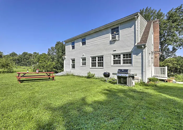 Hampton 'Quiet Corner Cottage' W/ Fireplace & Yard