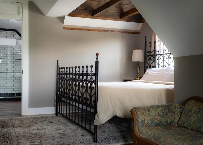 The Nuwray Hotel & Carriage House