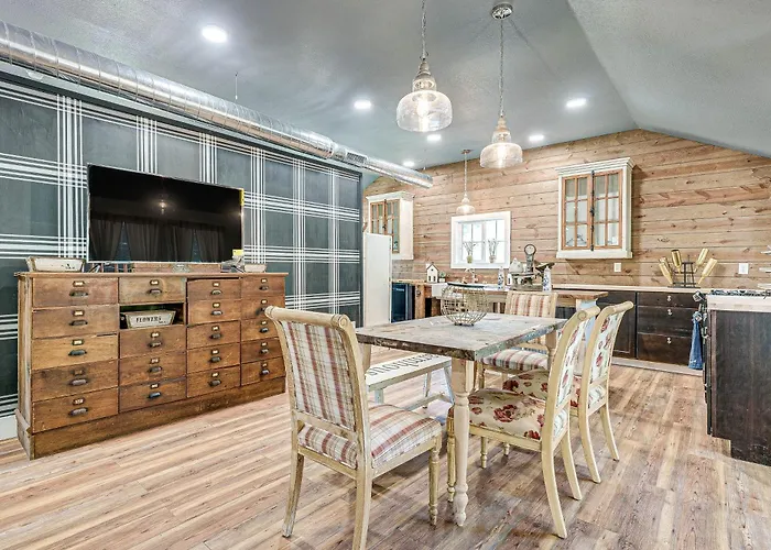 Hot Tub + Yard: Farmhouse By Michigan Beaches!