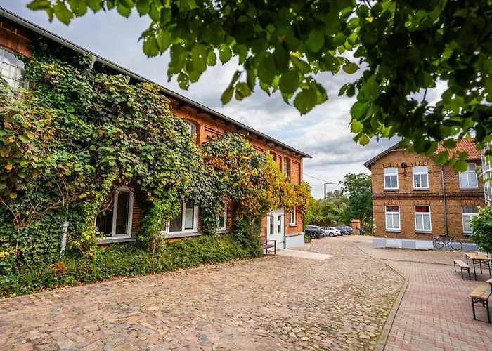 Villa Backstein mit kostenfreien Parkplätzen und 8 E - Ladestationen