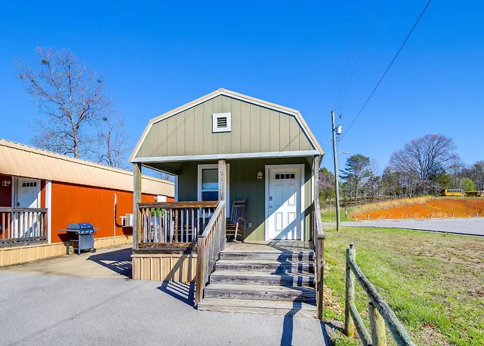 Charming Cabin Near Great Smoky Mountains!