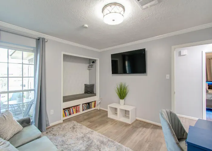 Your Houston Vacation Getaway 3-Bd Pool Patio