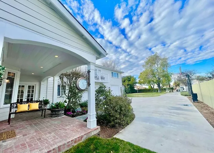 New Charming Spacious Disneyland Pool Home