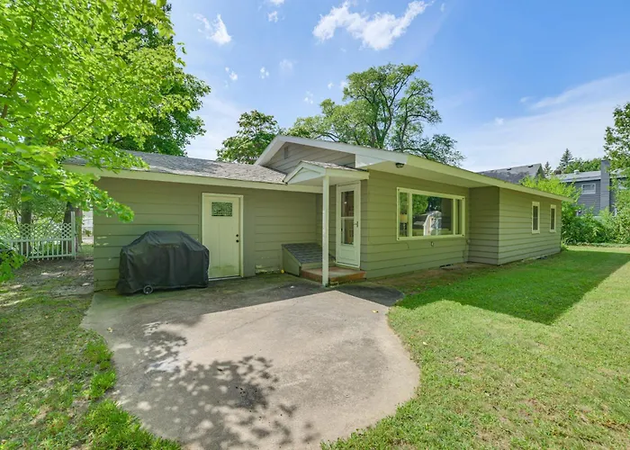 Gaylord Family Home: Walk To Shops & Restaurants!