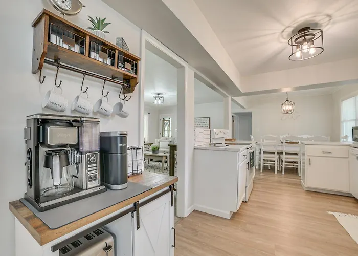 Gaylord Family Home: Walk To Shops & Restaurants!