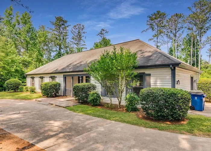 Luxury Poolside 4Br Sanctuary, Sleeps 8