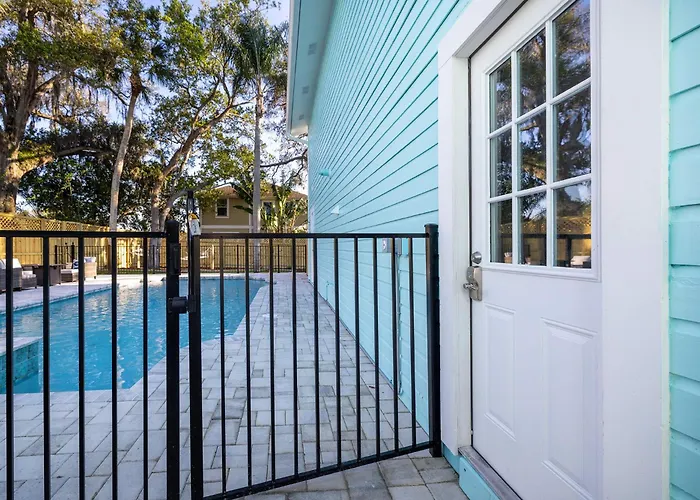 Luxurious Escape Sleeps 10 With Private Pool & Spa
