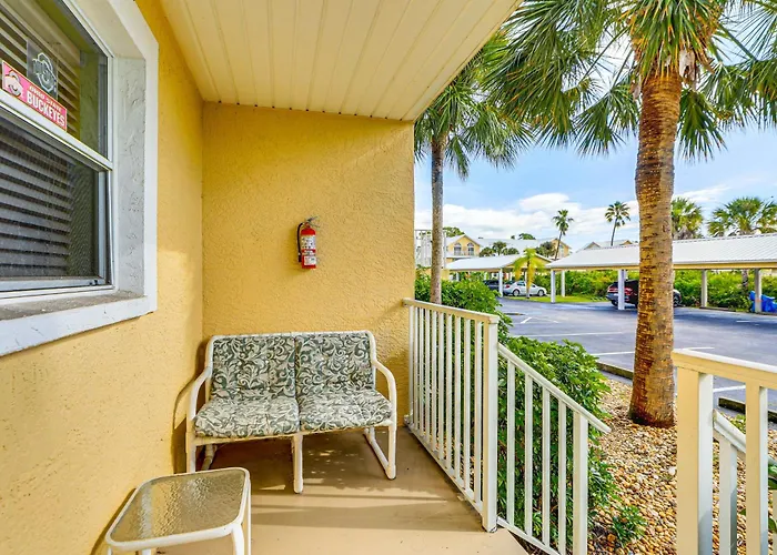 8 Mi To Beach W/ Pool Access: Englewood Condo!