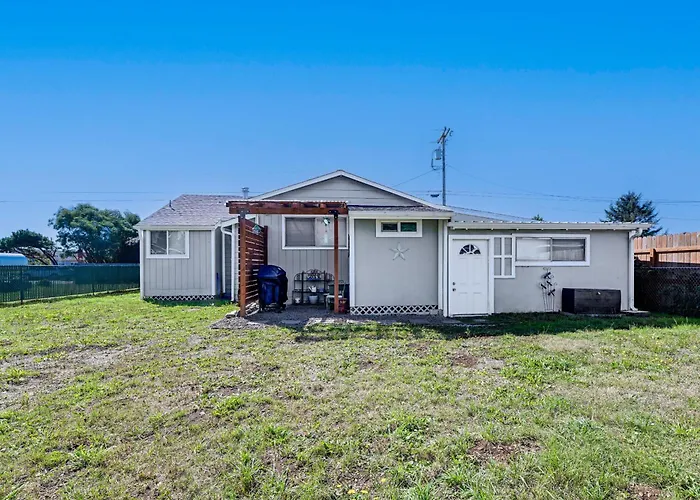 Updated Home 2 Mi To Beach In Crescent City!