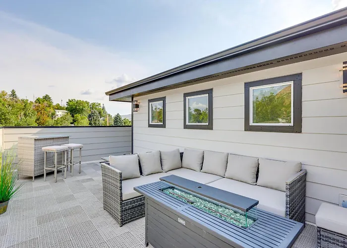 Hot Tub & Mtn-View Rooftop Deck: Golden Home