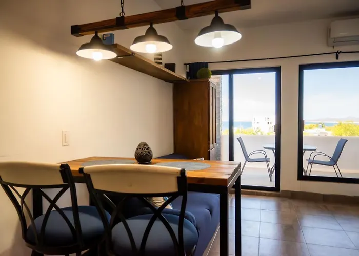 Casa Arrecife - Dorado Suite, Fast Wifi & Balcony! Beach Is Steps Away!