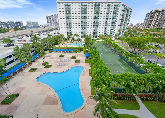 Beautiful And Big Apartment By The Beach