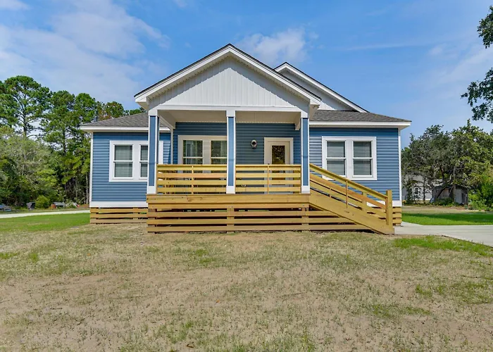1 Mi To Dtwn Manteo: Dog-Friendly Home W/ Deck