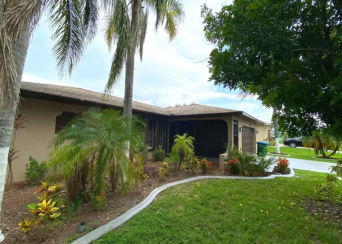 Cozy Coral Cottage With Tiki Hut, Mini Golf, Arcade And Grill