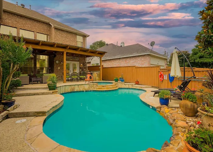 Luxurious Home W Cinema Room & Private Pool