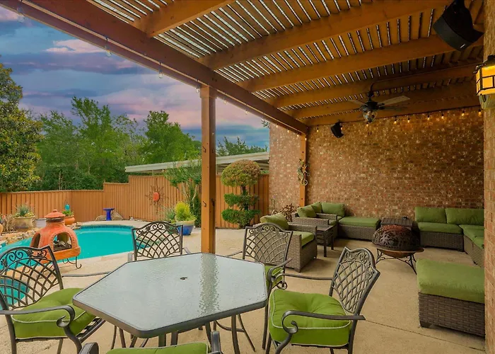 Luxurious Home W Cinema Room & Private Pool