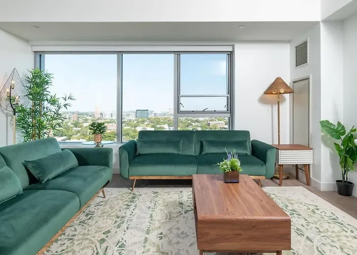 Central Penthouse City Skyline Views Gym Sleep 8