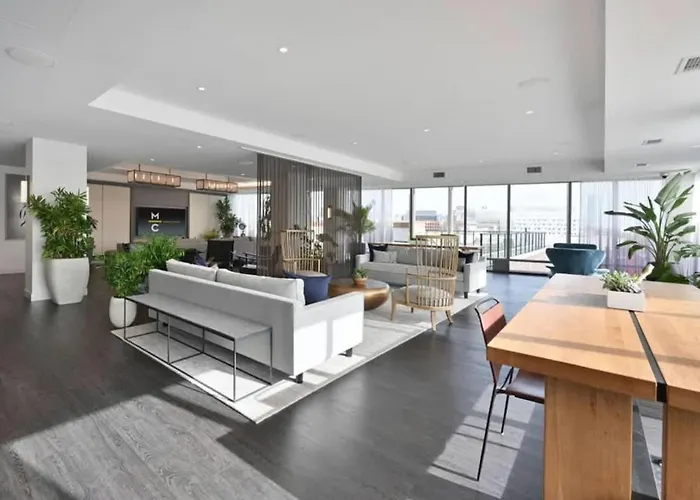 Central Serene Penthouse W King Bed Gym Parking