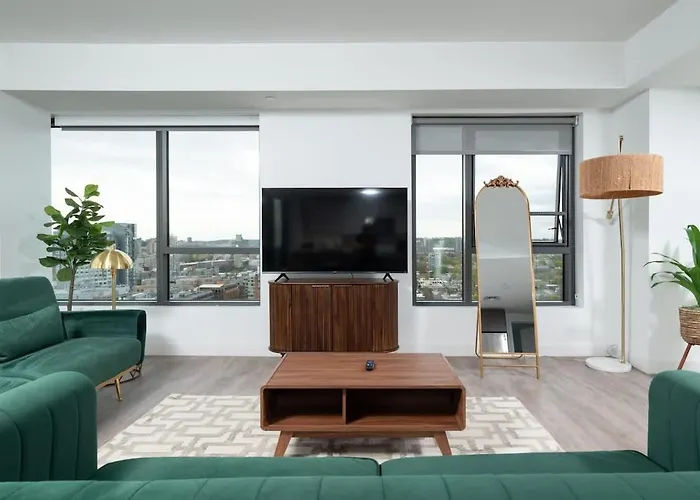 Central Serene Penthouse W King Bed Gym Parking