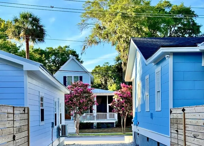 Newest Cottage Downtown. Pet Yes