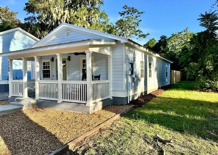 Modern Cottage Downtown. Pet Yes