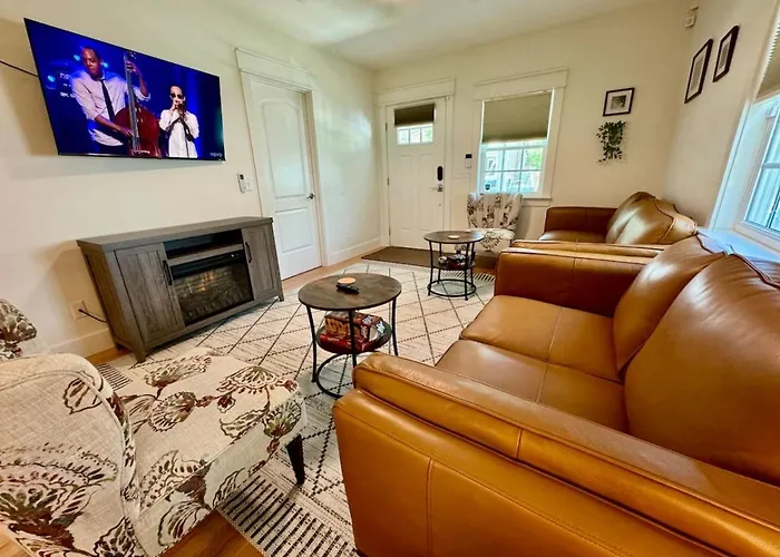 Modern Cottage Downtown. Pet Yes