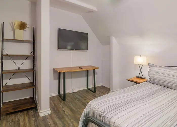 3 Bedroom House 5 Min Walk To Square