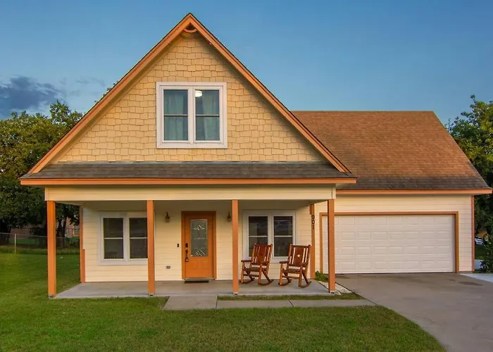 3 Bedroom House 5 Min Walk To Square