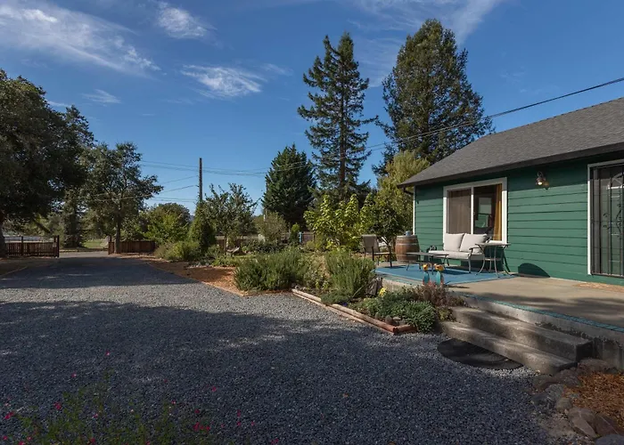 Charming Dog-Friendly Home Next To Regional Park