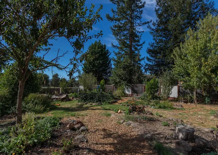 Charming Dog-Friendly Home Next To Regional Park