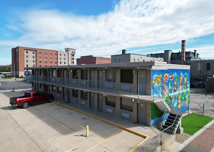 Lindell Motor Lodge - Downtown Cedar Falls Studio With Free Gated Parking!