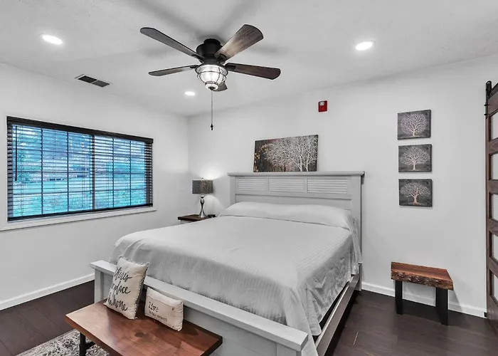 2Nd Floor Front Side Signature Suite - 201