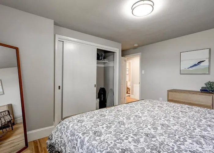 Renovated 2 Bedroom Home Close To Lancaster Attractions