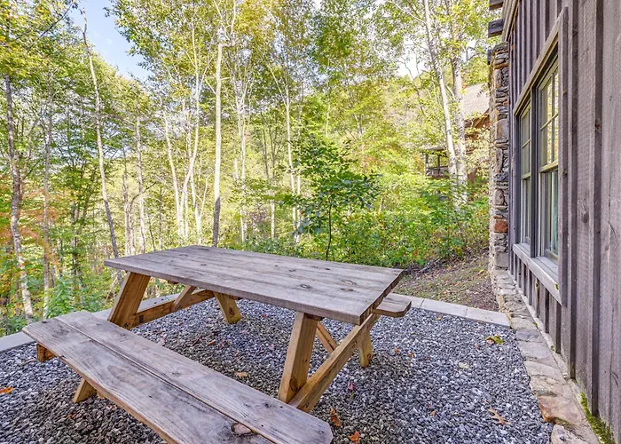 Hot Tub & Fire Pit: Getaway Near Nantahala Gorge!