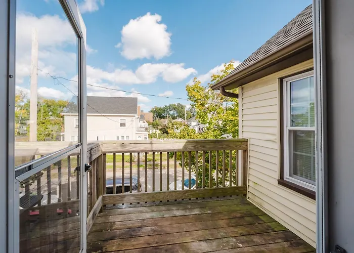 Apt 2Br Quincy Hideout W Balcony, Bathtub, Tv Near Wollaston Beach 74L