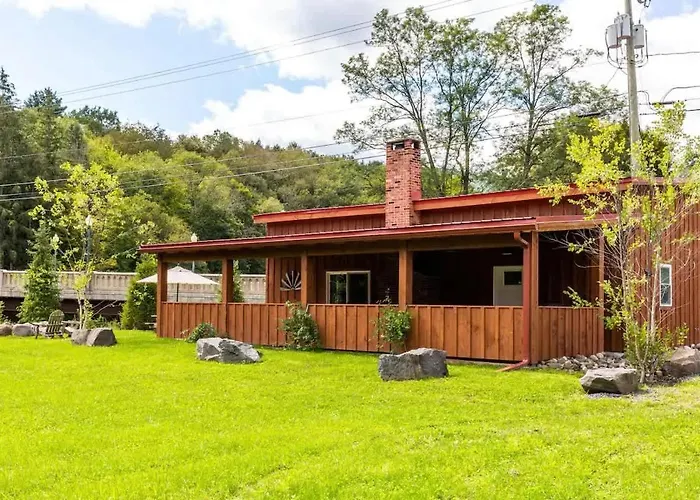 Mountain Cabin With Scenic Views And Hot Tub