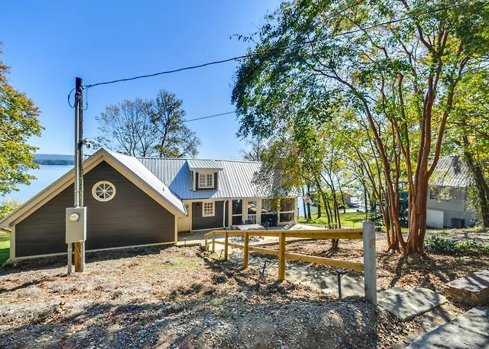 Dock + Panoramic Views: Guntersville Lake Retreat!
